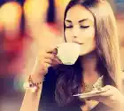 Fototapeta Kawy. Piękny Picie Herbaty Lub Kawy Dziewczyny