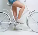 Myloview Obraz Młoda Dziewczyna Jedzie Na White Vintage Rower