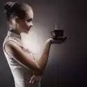 Myloview Obraz Atrakcyjna Kobieta Z Aromatycznej Kawy W Dłoni