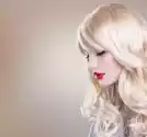 Myloview Fototapeta Blonde Kobieta Portret. Piękne Blond Dziewczyna Z Dłu