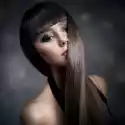 Myloview Obraz Portret Pięknej Kobiety Brunetka Z Długimi Prostymi Włosam