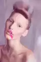 Myloview Obraz Portret Z Bliska Modelu Z Fryzura I Różową Szminką
