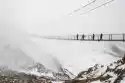 Myloview Fototapeta Most Dla Pieszych W Śnieżny Austriackich Alpach W Mgl