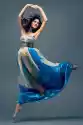 Myloview Obraz Piękna Dziewczyna Pływających W Powietrzu, Niebieski Jedwa