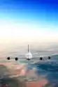 Fototapeta Nowoczesny Samolot Na Niebie W Pobliżu Lotniska .
