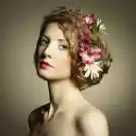 Obraz Piękna Młoda Kobieta Z Delikatnymi Kwiatami We Włosach