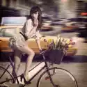 Obraz Rocznika Kobieta Na Rowerze Na Ulicy Miasta Z Taksówką