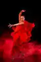 Obraz Młoda Kobieta, Taniec Latino Na Ciemnym Tle Zadymionych