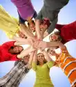 Obraz Grupa Nastolatków Szczęśliwy Trzymając Się Za Ręce Razem