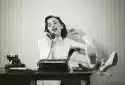 Myloview Obraz Kobieta Rozmawia Przez Telefon Na Biurko