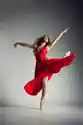 Myloview Obraz Tancerka Baletu Na Sobie Czerwony Strój Na Szaro