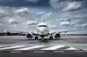Myloview Fototapeta Razem Samolot Zobacz Na Lotnisku Z Dramatycznego Nieb