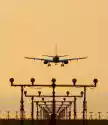 Myloview Fototapeta Lądowanie Samolotu W Zachodzie Słońca