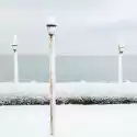 Myloview Fototapeta Lampa Pokryta Śniegiem Na Plaży Oceanu W Zimie