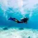 Myloview Plakat Sylwetka Scuba Diver W Pobliżu Dna Morskiego