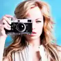 Myloview Obraz Piękne Blond Kobieta Fotograf Posiadający Aparat Retro
