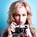 Myloview Plakat Piękne Blond Kobieta Fotograf Posiadający Aparat Retro