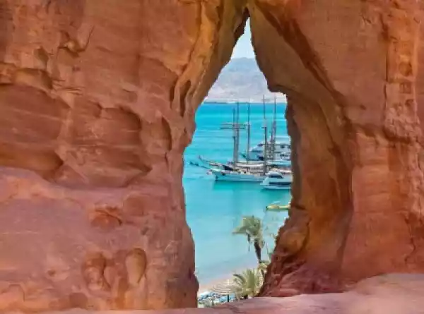 Fototapeta Zobacz Na Głównej Plaży I Przystani W Eilat Przez Łuk