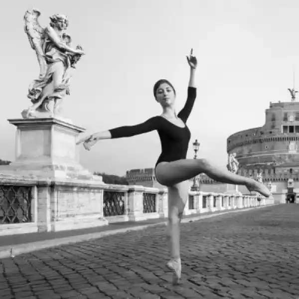 Fototapeta Młoda Piękna Tancerka W Rzymie