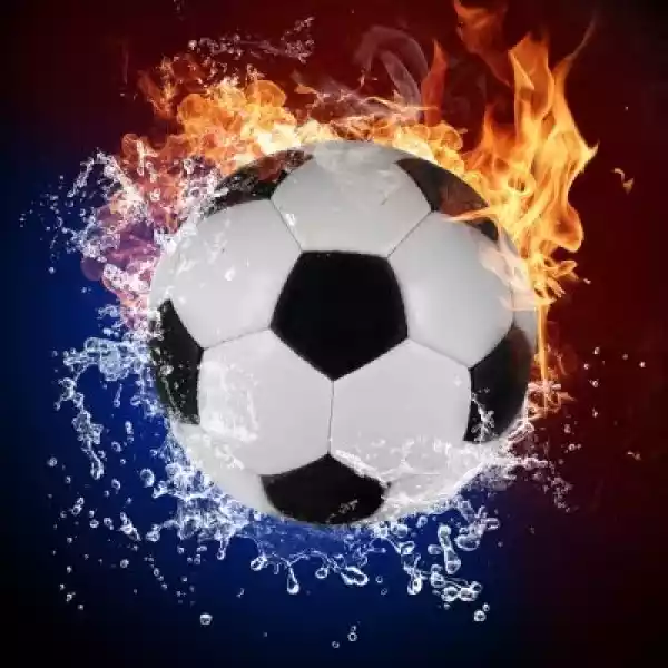 Fototapeta Piłka Nożna W Płomieniach Ognia I Zalewaniem