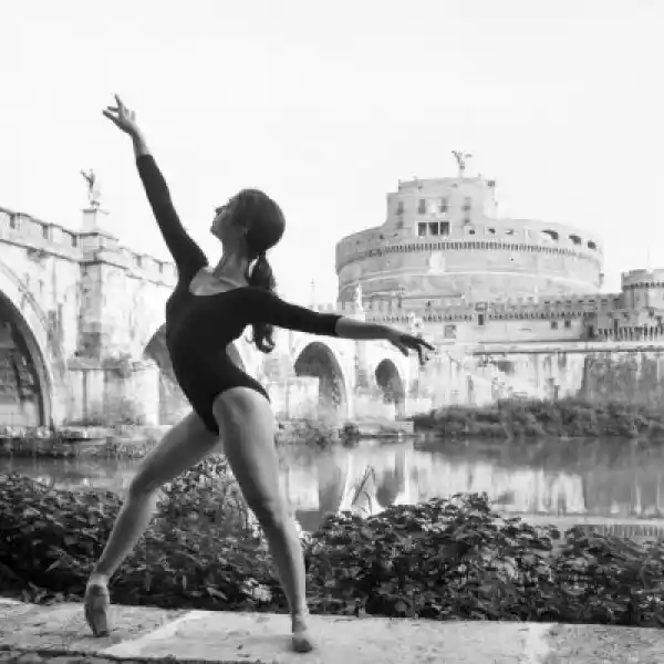 Fototapeta Młoda Piękna Tancerka W Tevere Rzeki W Rzymie