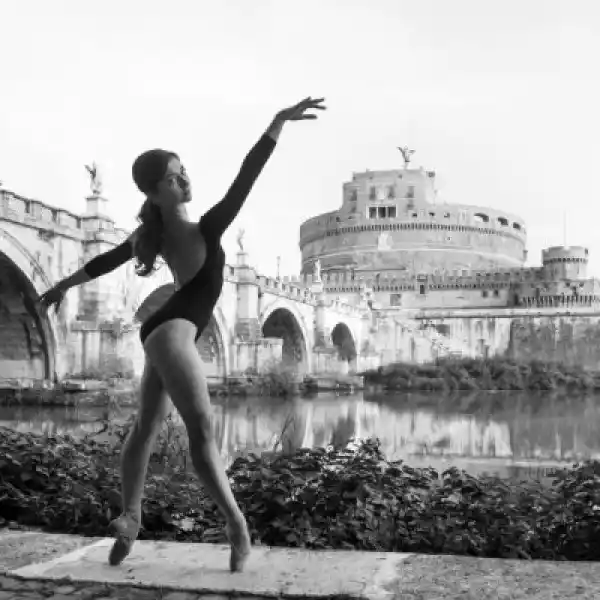 Fototapeta Młoda Piękna Tancerka W Tevere Rzeki W Rzymie