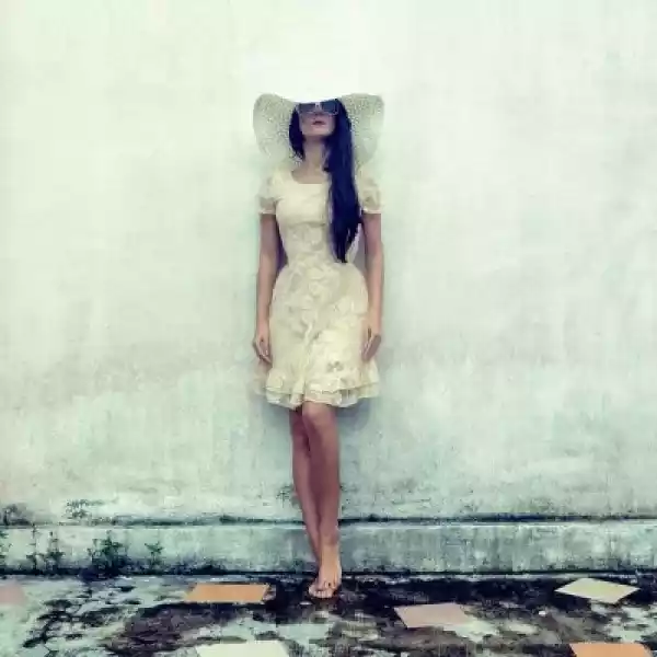 Fototapeta Portret Sensual Dziewczyna W Sukni Na Ścianie