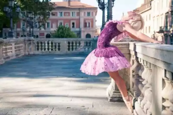 Fototapeta Młoda Piękna Tancerka W Bolonii - Pincio, Włochy. Ba