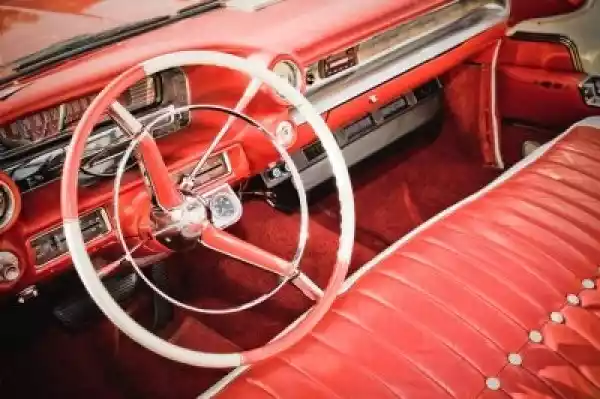 Fototapeta Klasyczne Wnętrze Samochodu Z Czerwoną Skórzaną Tapic