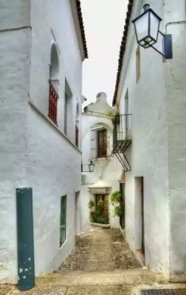 Fototapeta Małe Wąska Ulica W Hiszpańskim Mieście Z Białymi Doma