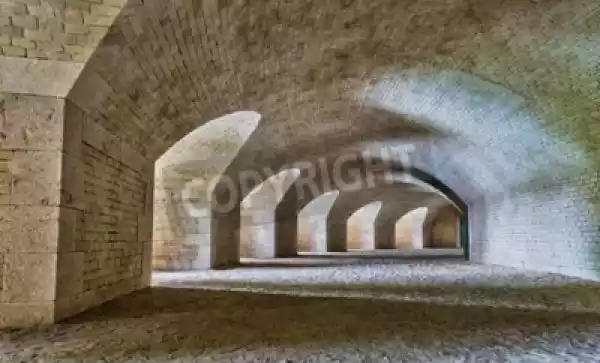 Fototapeta Zamek Tunelu Wnętrze Z Serią Łuków W Zrujnowanym Bast