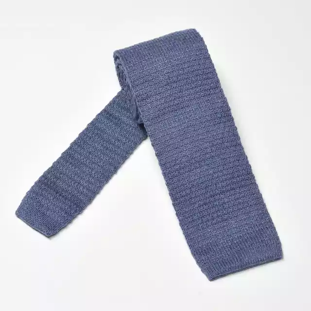 Niebieski Pastelowy Krawat Z Dzianiny (Knit) Zakończony Na Prost
