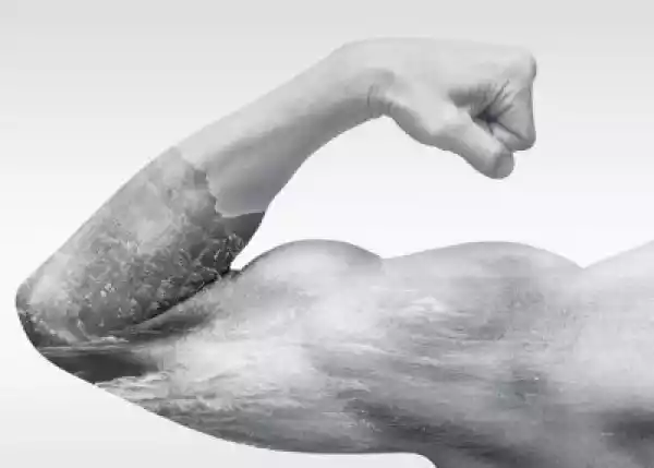 Obraz Silny Mężczyzna Ręka Pokazuje Biceps Z Wybrzeża Morskiego 