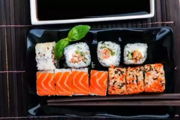 Obraz Sushi Rolkach Asortyment Na Czarnej Tablicy I Pałeczki. Tr