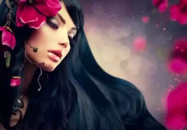 Plakat Piękna Brunetka Dziewczyna Model With Big Purpurowe Kwiat