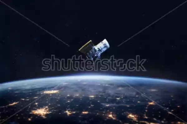 Plakat Noc Na Ziemi I Satelita W Kosmosie. Światła Miasta Na Pla