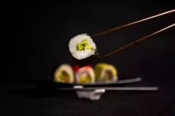 Plakat Sushi Na Czarnym Tle, Kuchni Japońskiej, Pałeczki